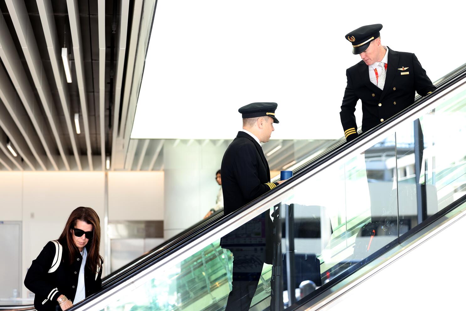 Aviation Chaos Escalates as U.S. Government Shutdown Enters Sixth Week