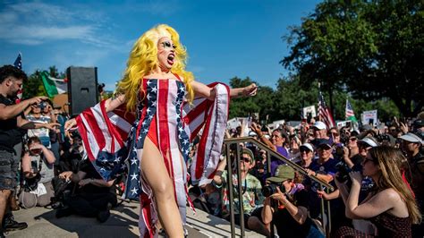 Federal Judge Nullifies Texas Law Prohibiting Drag Performances Near Minors